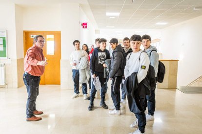 Los jóvenes conocen las instalaciones de su próxima carrera