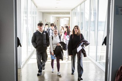 Los jóvenes conocen las instalaciones de su próxima carrera