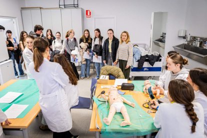 Los jóvenes conocen las instalaciones de su próxima carrera