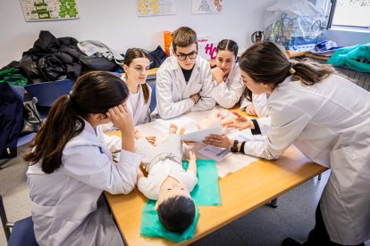 Los jóvenes conocen las instalaciones de su próxima carrera