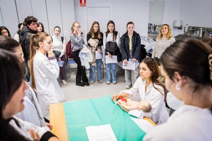Los jóvenes conocen las instalaciones de su próxima carrera