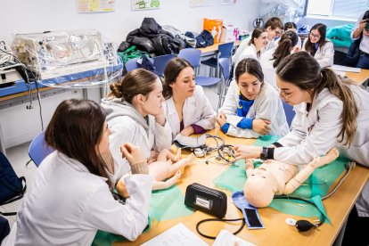 Los jóvenes conocen las instalaciones de su próxima carrera