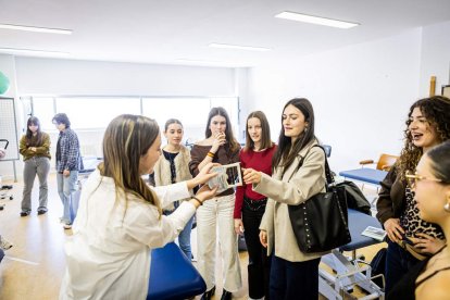 Los jóvenes conocen las instalaciones de su próxima carrera