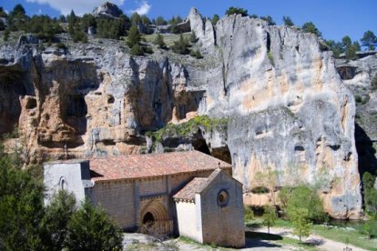 La Ermita de San Bartolomé, en el Parque Natural del Cañón del Río Lobos, se encuentra cerca de la Cueva de la Galiana, uno de los enclaves más conocidos para iniciarse en la espeleología en Soria.