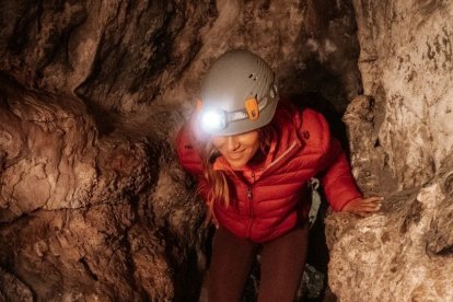 Durante la experiencia de espeleología en la Cueva de la Galiana se atraviesan pasos estrechos y galerías naturales con la ayuda de casco y frontal.