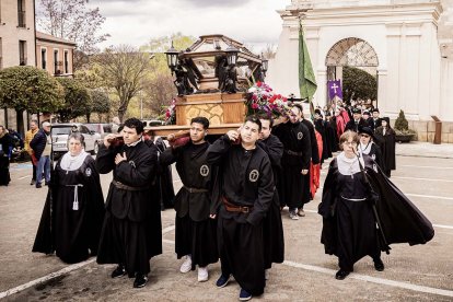 Cofrades del Santo Entierro de Almazán, con el paso del Sepulcro.