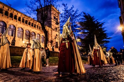 Cofrades de la Oración en el Huerto, en la procesión de Martes Santo.