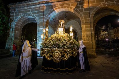Paso de la Virgen de la Soledad, de la cofradía que lleva el mismo nombre.