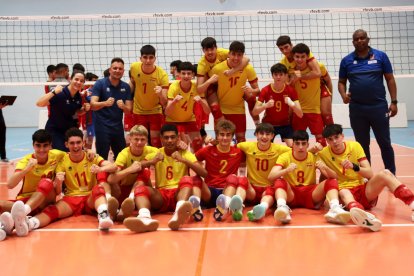 Chamarro con el dorsal 1 y Maján con el 10 celebrando la victoria de España.