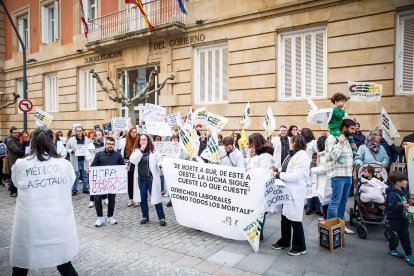 Protesta de médicos frente a la Subdelegación del Gobierno.