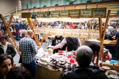 Ambiente festivo y gastronómico en el polideportivo de la localidad pinariega.