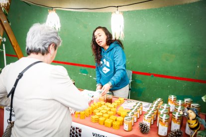 Ambiente festivo y gastronómico en el polideportivo de la localidad pinariega.