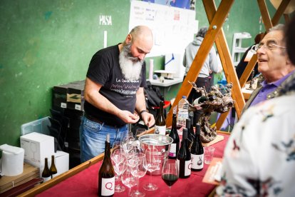 Ambiente festivo y gastronómico en el polideportivo de la localidad pinariega.