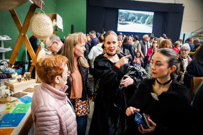 Ambiente festivo y gastronómico en el polideportivo de la localidad pinariega.