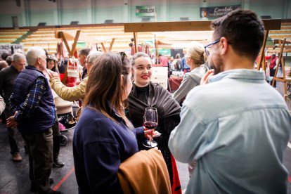 Ambiente festivo y gastronómico en el polideportivo de la localidad pinariega.