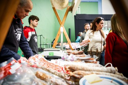 Ambiente festivo y gastronómico en el polideportivo de la localidad pinariega.