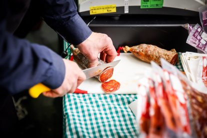 Ambiente festivo y gastronómico en el polideportivo de la localidad pinariega.