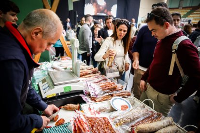 Ambiente festivo y gastronómico en el polideportivo de la localidad pinariega.