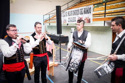 Ambiente festivo y gastronómico en el polideportivo de la localidad pinariega.