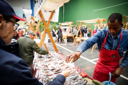 Ambiente festivo y gastronómico en el polideportivo de la localidad pinariega.