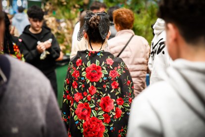 Ambiente festivo y gastronómico en el polideportivo de la localidad pinariega.
