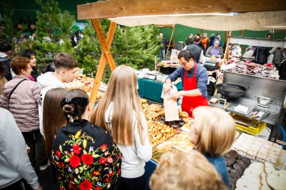 Ambiente festivo y gastronómico en el polideportivo de la localidad pinariega.