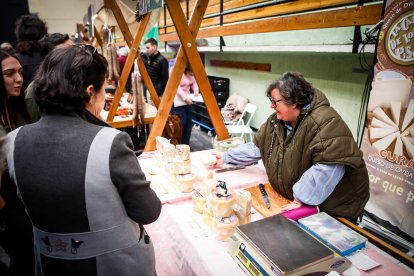 Ambiente festivo y gastronómico en el polideportivo de la localidad pinariega.