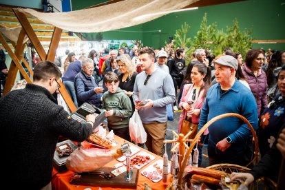 Ambiente festivo y gastronómico en el polideportivo de la localidad pinariega.