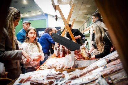 Ambiente festivo y gastronómico en el polideportivo de la localidad pinariega.