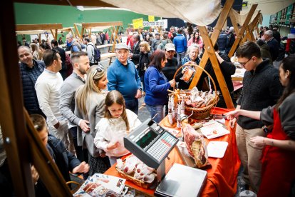 Ambiente festivo y gastronómico en el polideportivo de la localidad pinariega.