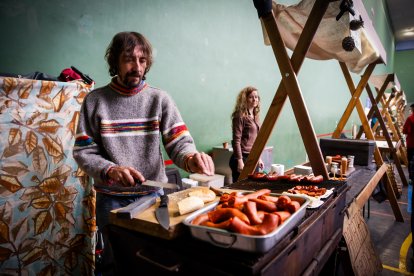 Ambiente festivo y gastronómico en el polideportivo de la localidad pinariega.