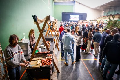 Ambiente festivo y gastronómico en el polideportivo de la localidad pinariega.