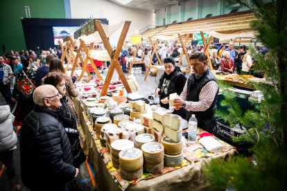 Ambiente festivo y gastronómico en el polideportivo de la localidad pinariega.