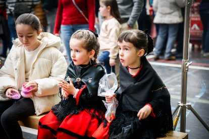 Ambiente festivo y gastronómico en el polideportivo de la localidad pinariega.