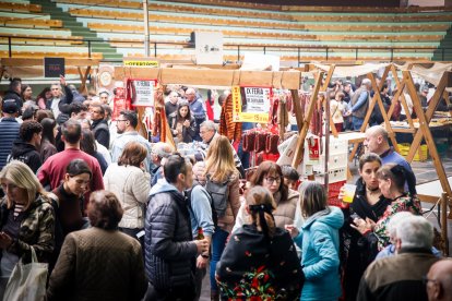Ambiente festivo y gastronómico en el polideportivo de la localidad pinariega.