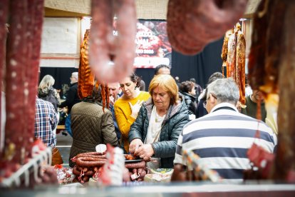 Ambiente festivo y gastronómico en el polideportivo de la localidad pinariega.