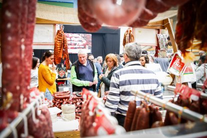 Ambiente festivo y gastronómico en el polideportivo de la localidad pinariega.