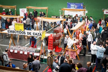 Ambiente festivo y gastronómico en el polideportivo de la localidad pinariega.