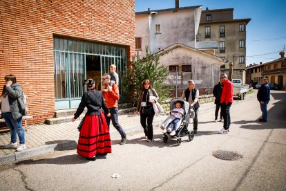 Ambiente festivo y gastronómico en el polideportivo de la localidad pinariega.