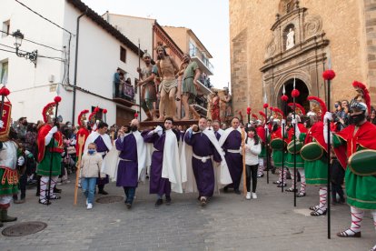 El paso de 'La Flagelación' recorre las calles de Ágreda acompañado por cofrades y romanos