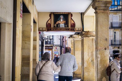 Así ha sido la restauración del altar callejero del Collado