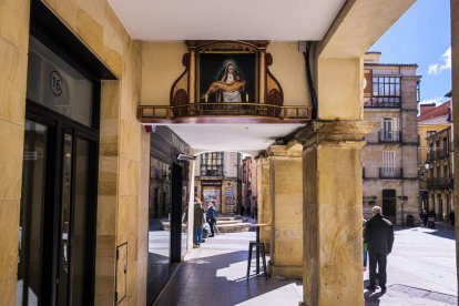 Así ha sido la restauración del altar callejero del Collado