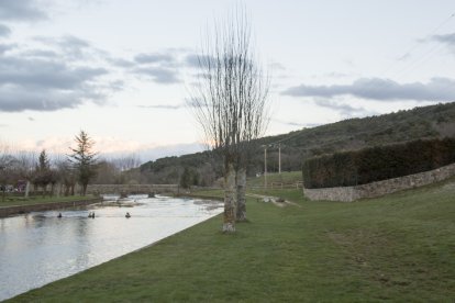 El entorno del Duero en Salduero combina paseo fluvial y vistas al histórico puente destacado por National Geographic