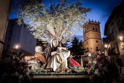 Ambas cobradías desfilaron en el Martes Santo
