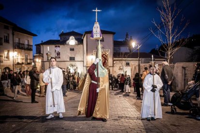 Ambas cobradías desfilaron en el Martes Santo