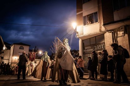 Ambas cobradías desfilaron en el Martes Santo
