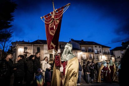 Ambas cobradías desfilaron en el Martes Santo