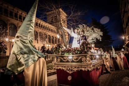 Ambas cobradías desfilaron en el Martes Santo