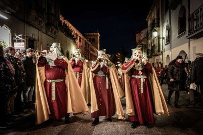 Ambas cobradías desfilaron en el Martes Santo