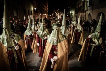 Ambas cobradías desfilaron en el Martes Santo